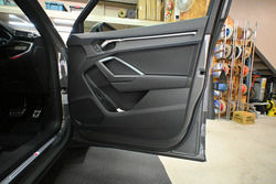 AUDI Q3 �ե���ȥɥ���Ф��곰����ư��