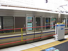 Takatsuki_station_screen_door_closed