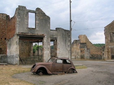 800px-Car_in_Oradour-sur-Glane