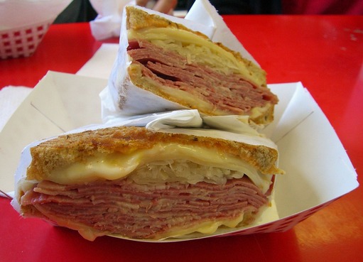 1280px-ReubenSandwichHalves