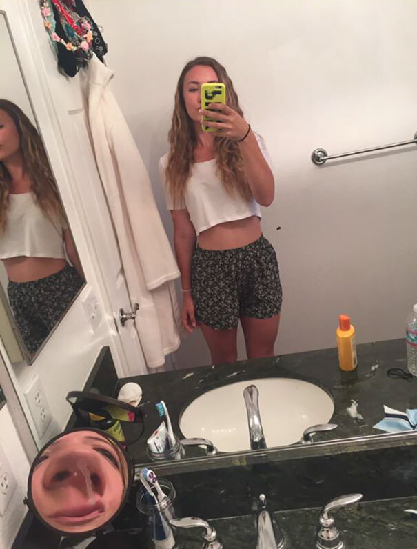 funny-selfie-background-reflection-fails-25-589980e6c80f0__605