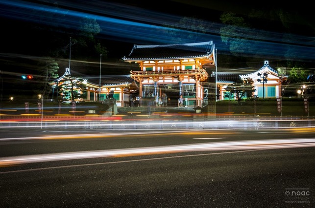 yasaka-shrine-light-trails_21379216888_o