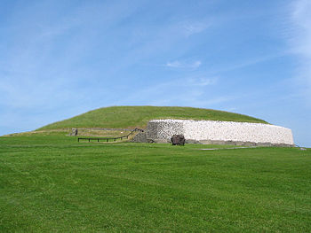 350px-Newgrange_ireland_750px