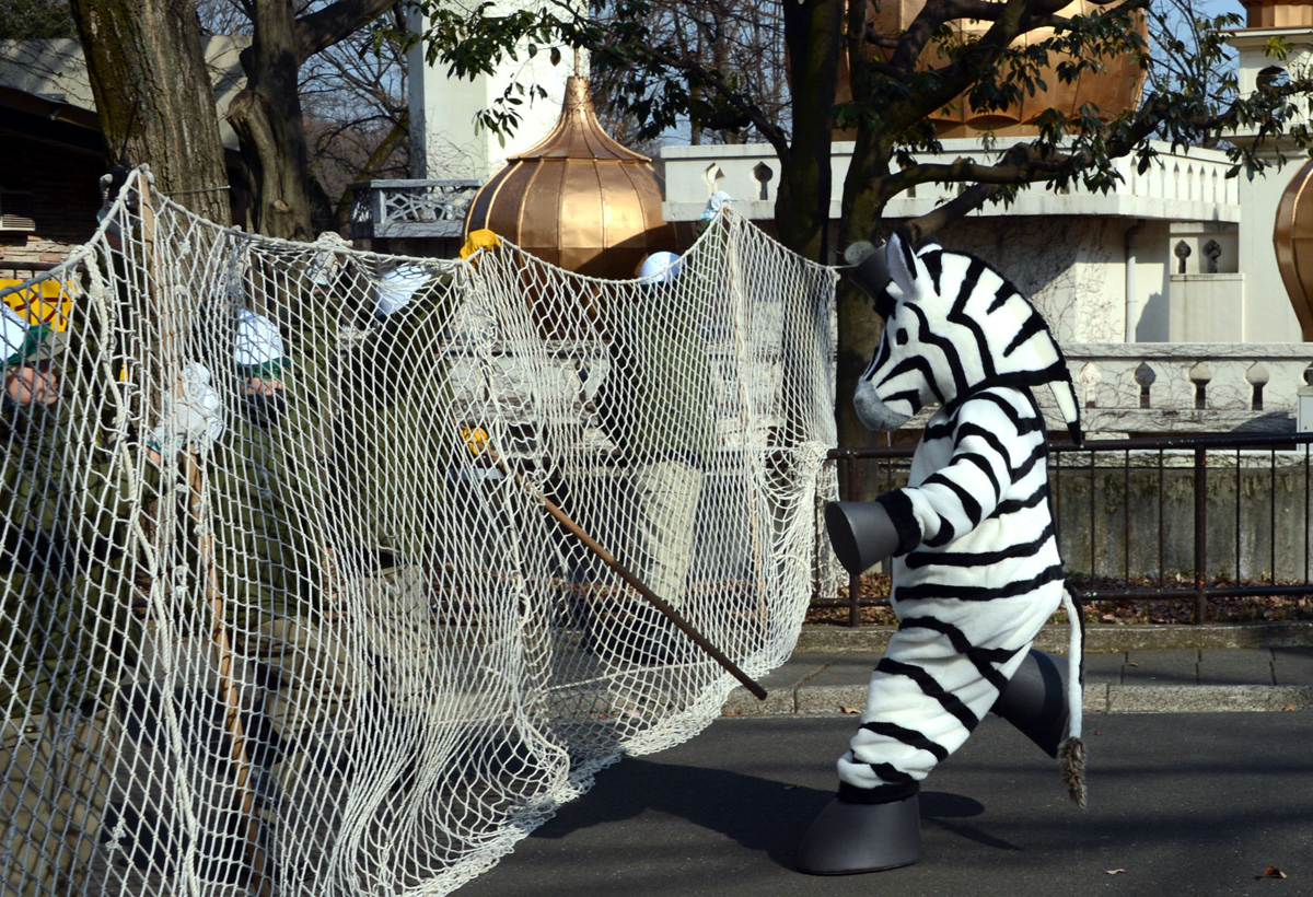 外国人 一方その頃日本では 着ぐるみで捕獲訓練する動物園に海外 海外の万国反応記 海外の反応