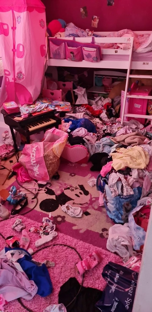 messiest-bedrooms-2020-uk10-5f7c71172be46__700