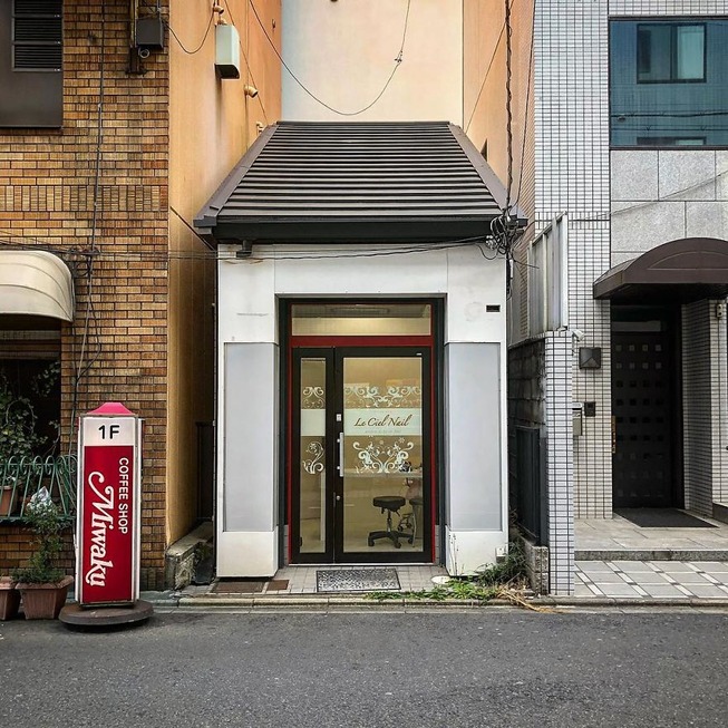 Man-still-enamoured-by-Kyotos-Small-Buildings-5be94131402e3__880