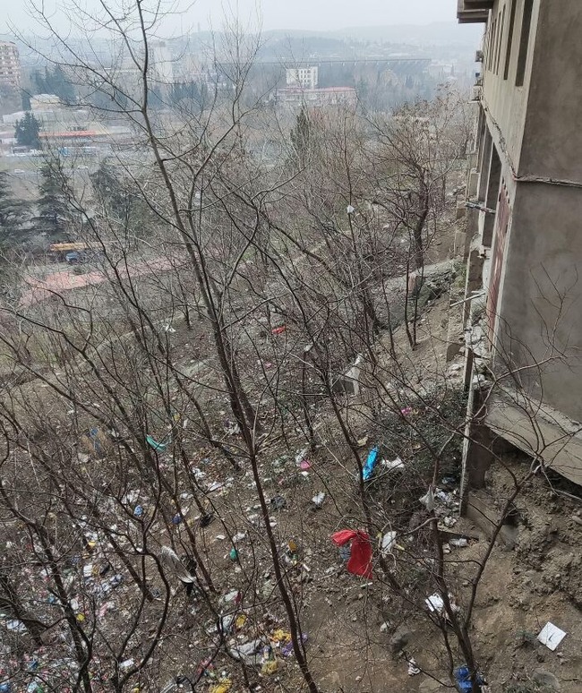 6318618253b74_terrible-infuriating-neighbors (1)