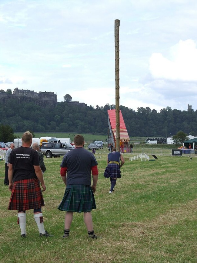 Highland_games_caber_toss_2-637e10cbf215c__700