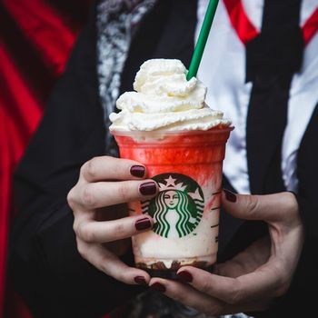 18c88a96_Starbucks_Frappula_Frappuccino_lifestyle