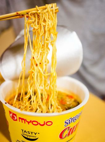 Singapore_Curry_Flavoured_Noodles,_-Mar._2011_a