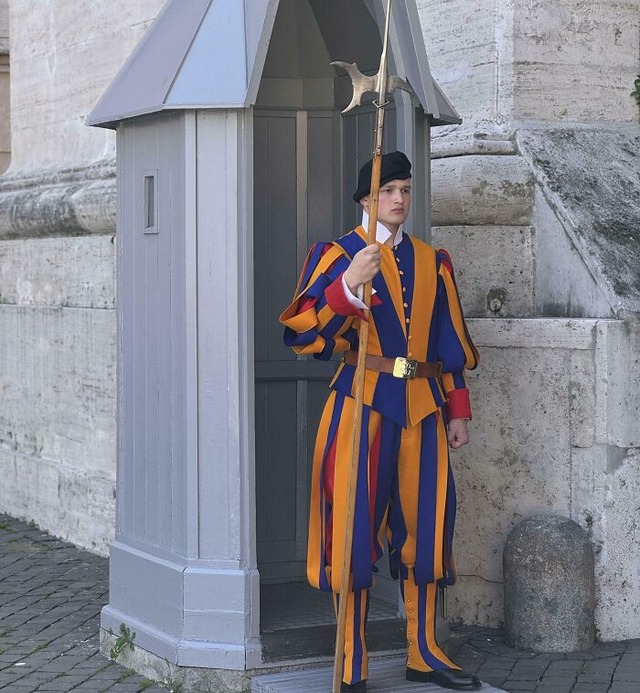 68b7fdcb8c51e_swiss-guard-halberdier__700