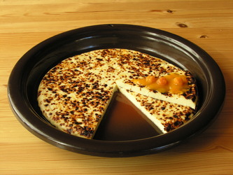 Leipäjuusto_cheese_with_cloudberry_jam
