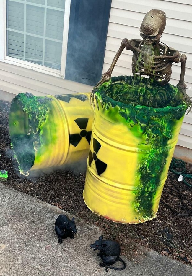 65294f622ec06_creative-halloween-decorations-exterior