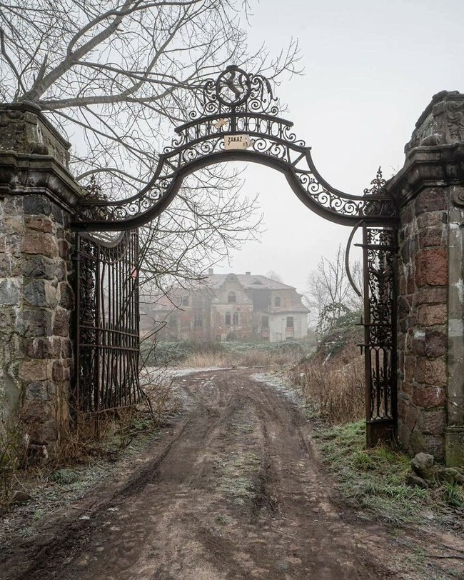 beautiful-abandoned-world-pictures-6-62f34fdad7d60__700