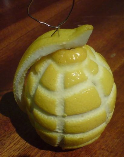 1280px-Guinea_Pig_eating_apple