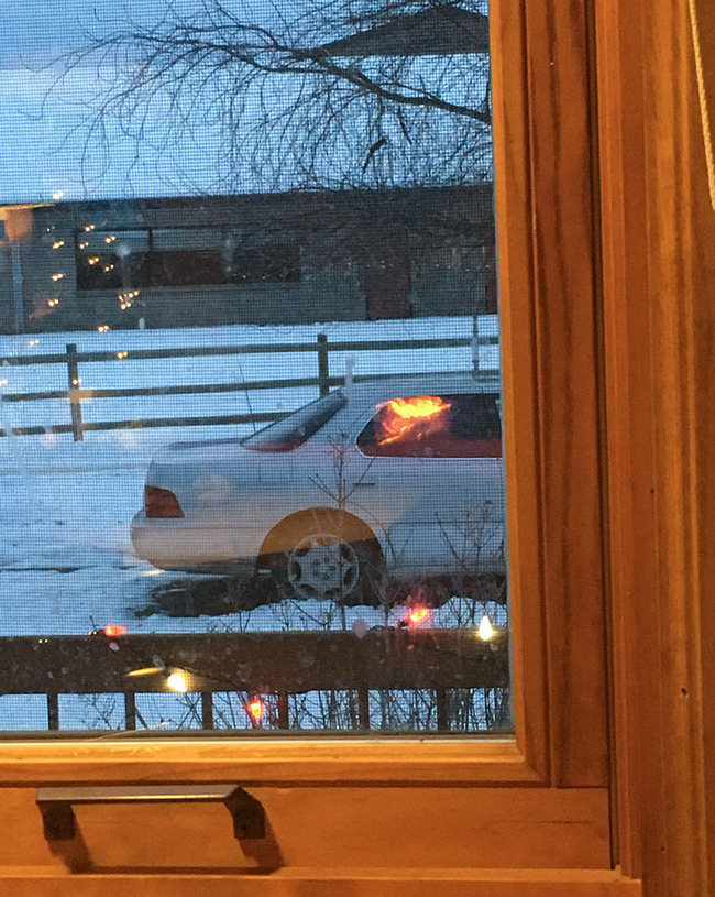 unintentionally-creepy-jump-scare-photos-15-64e62a8bb5a86__700