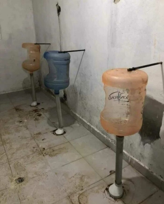 creepy-toilets-with-threatening-auras-pics-1-657ae6711c36b__700