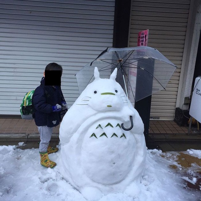 creative-snowmen-ideas-32-61b86780c1bd4__700