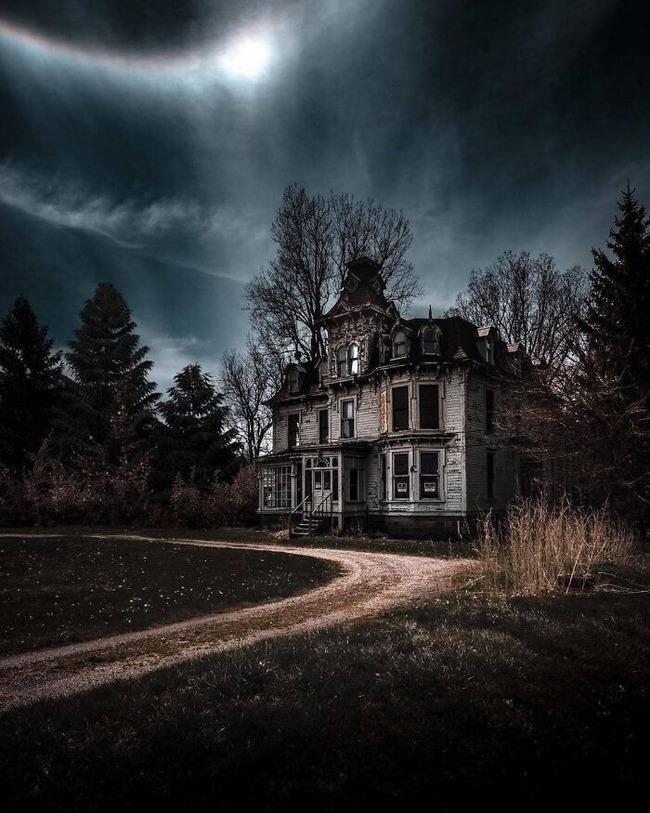 interesting-old-abandoned-houses-pictures-56-64f81e3e79c4b__700