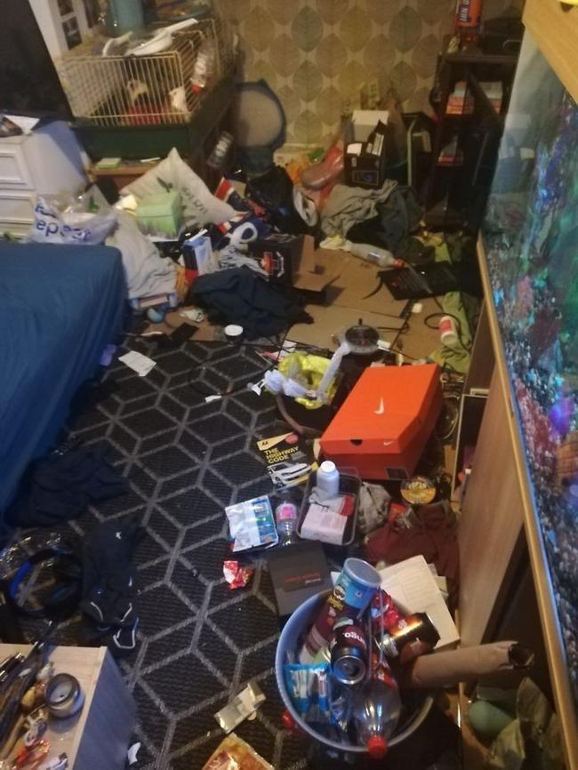 messiest-bedrooms-2020-uk17-5f7c712b84f91__700