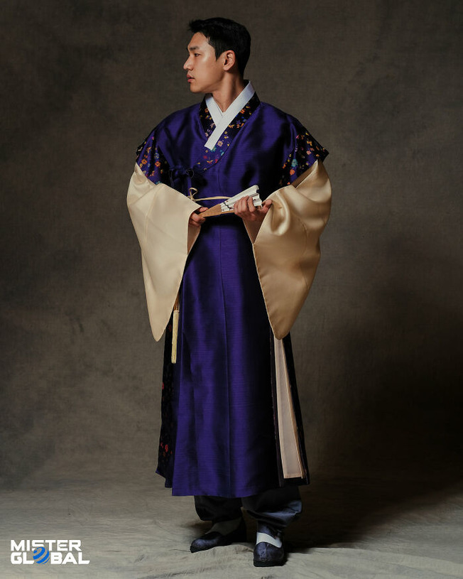 Men-From-Different-Countries-Dressed-In-National-Costume