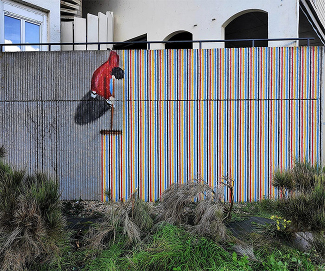 creative-street-art-pictures-oakoak-645351092f37d__700