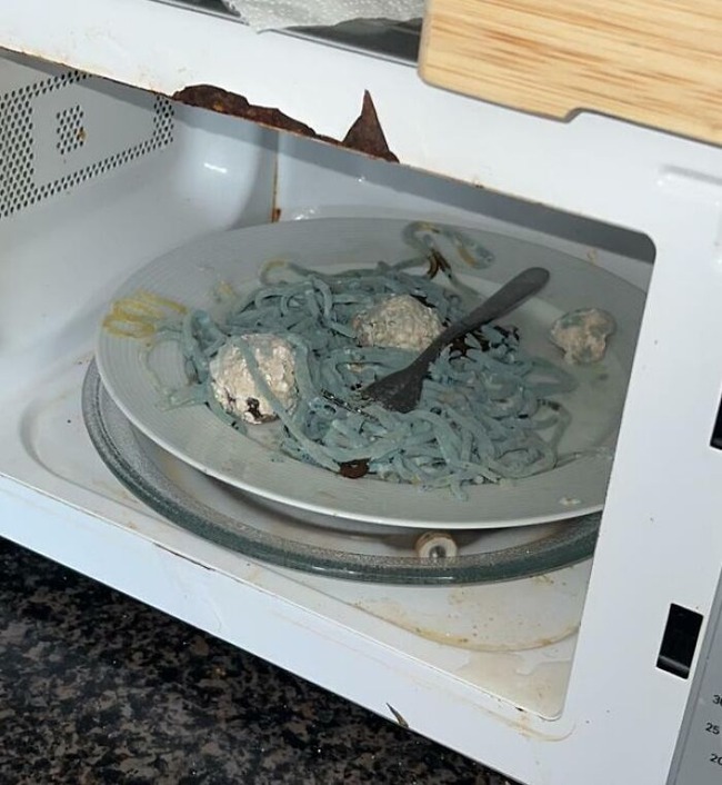 6620c2f99448e_funny-cooking-kitchen-accidents (1)