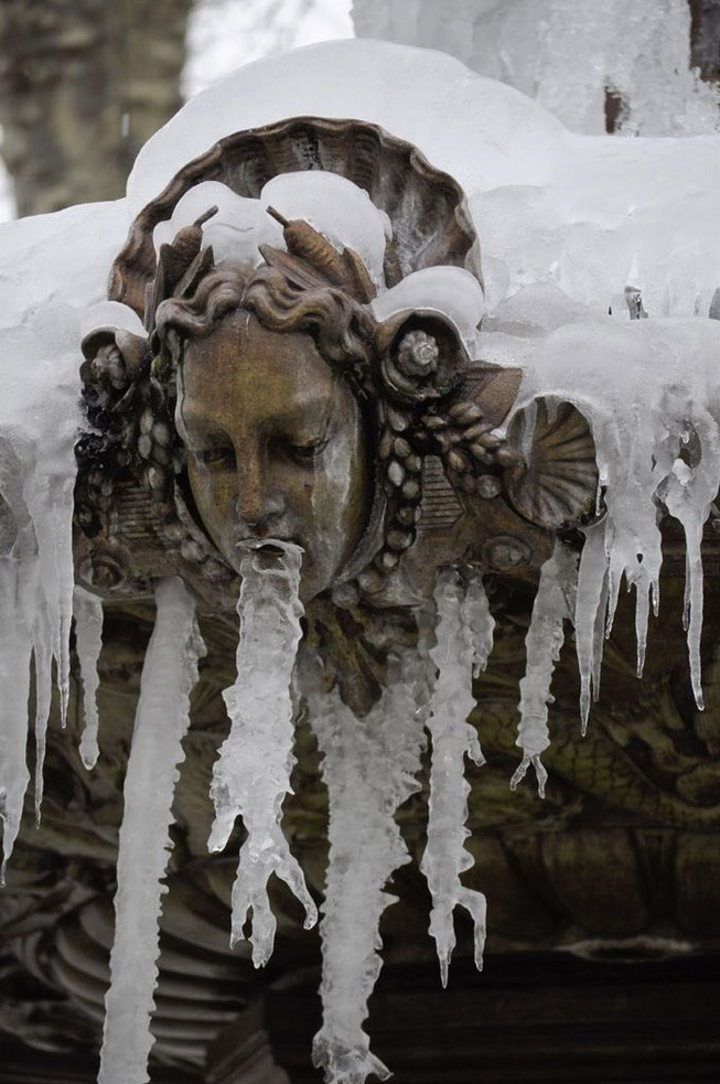 gargoyle-statues-vomiting-ice-1-5e0088e064e8f__700