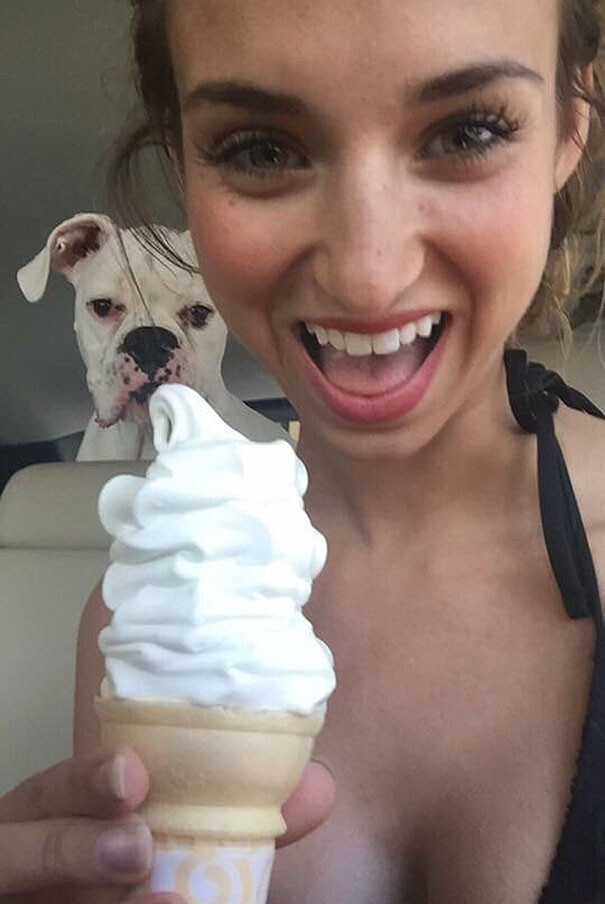 funny-selfie-background-reflection-fails-54-589ad8d5307fa__605