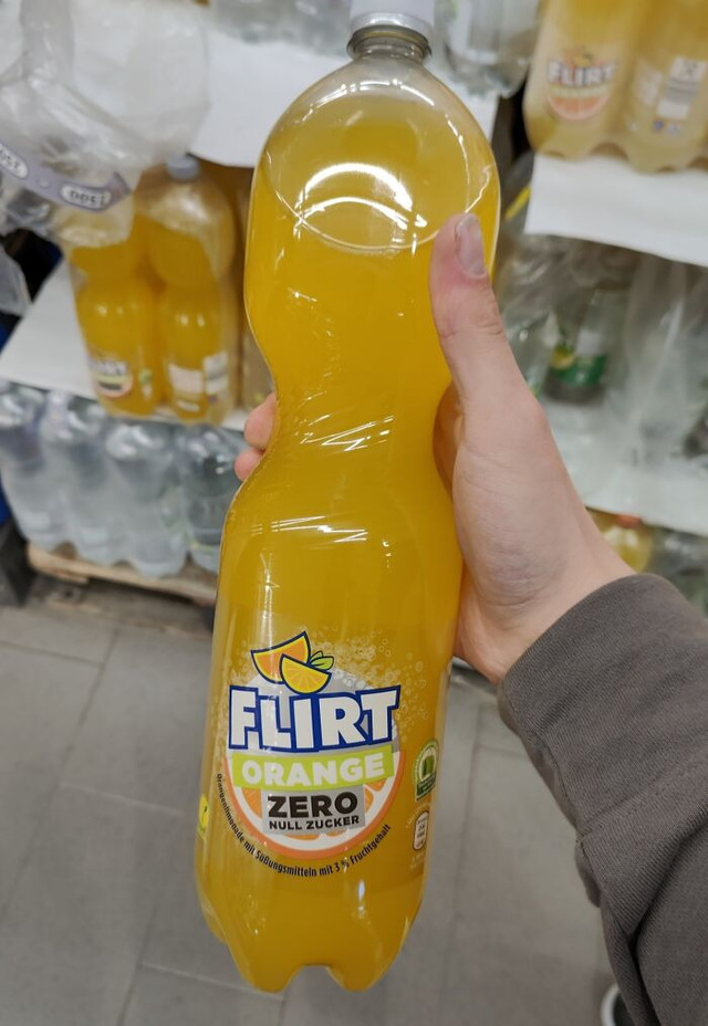 69c0fe04bacb7_fanta-offbrand-fou