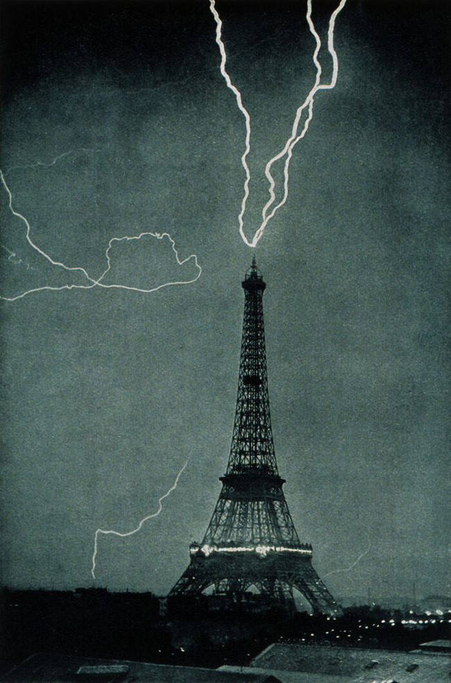 Lightning_striking_the_Eiffel_Tower_-_NOAA-67ff914d21ac3__700
