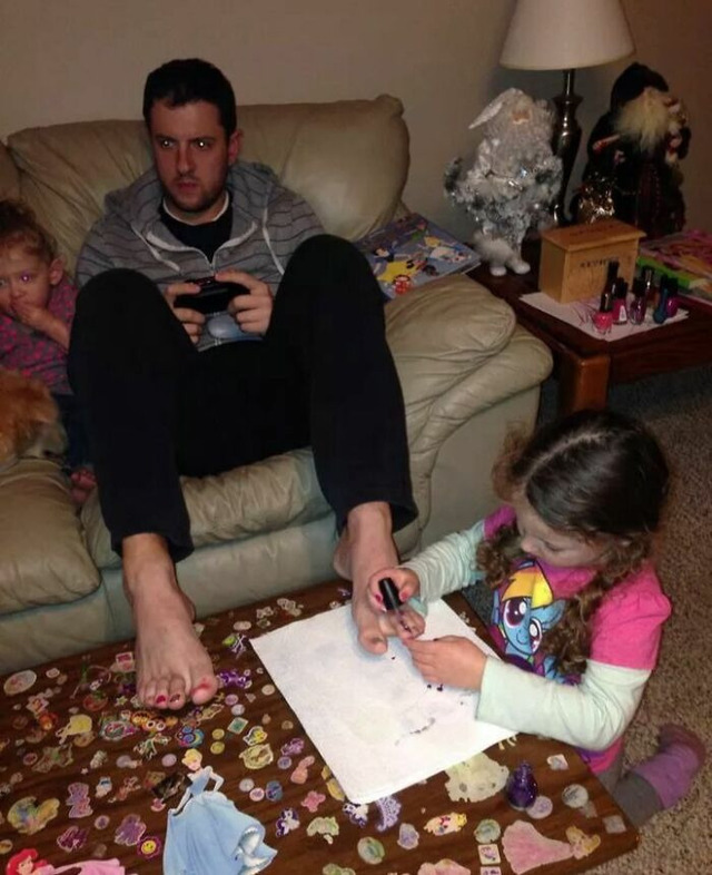 68d4e6bdd19a9_funny-moms-vs-dads