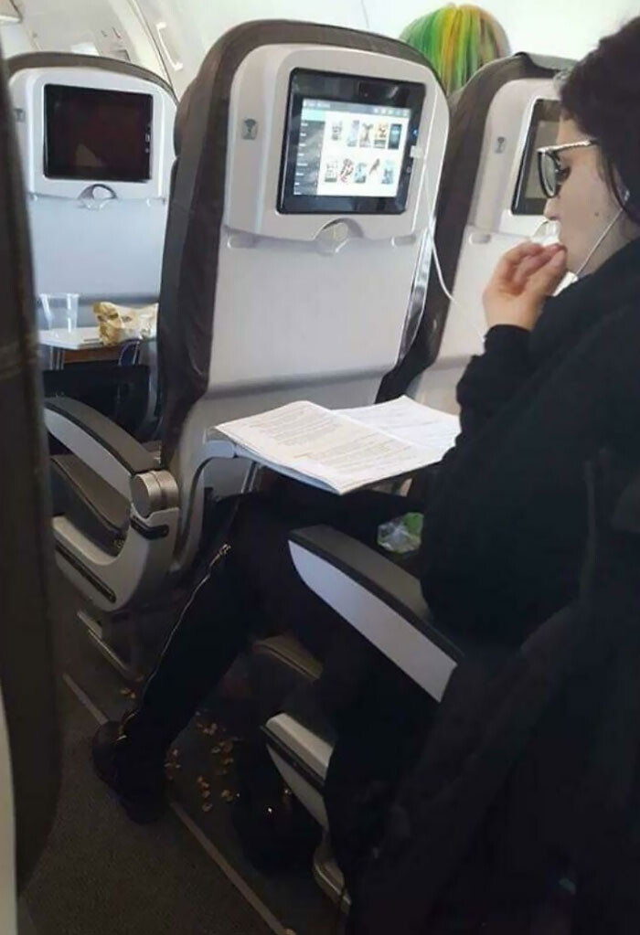 海外の飛行機乗客のマナーの悪さ、限界を突破してしまう・・・ : 海外の万国反応記@海外の反応