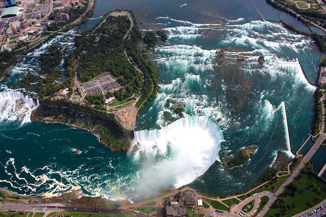 Niagara_Falls_from_the_air-684fe9b615aa0__700