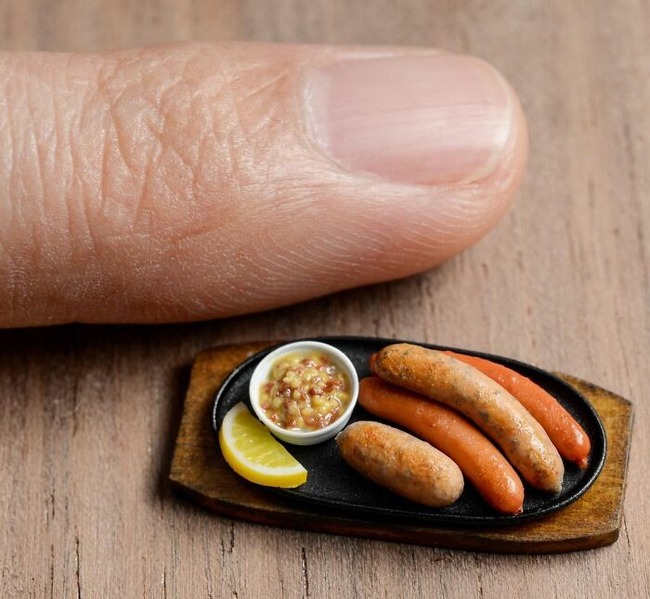 Meet-the-incredible-miniature-works-of-Moto-Tanaka