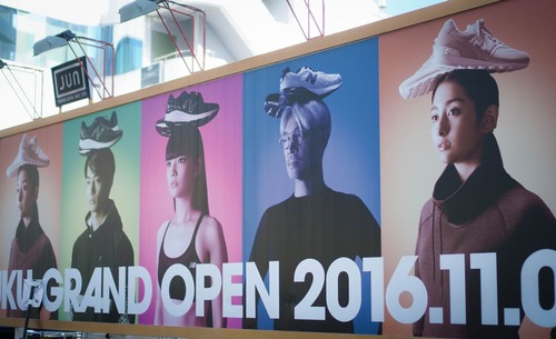 06 - beautiful people in an ad