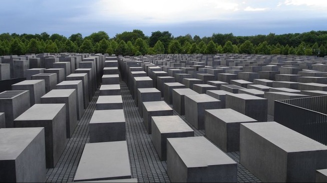 Memorial_to_the_murdered_Jews_of_Europe-e1484980260203