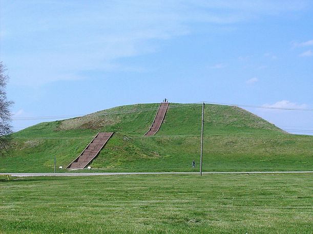 1280px-Monks_Mound_in_July