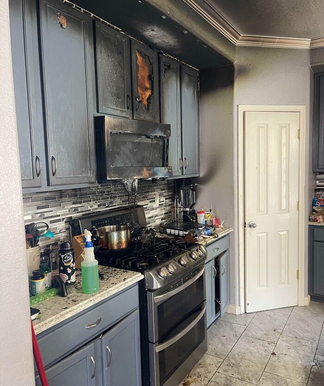 661fc38837c02_funny-cooking-kitchen-accidents