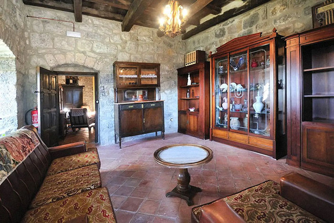 medieval-castle-airbnb-spain-5-5e4a463660522__700