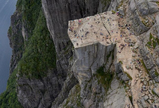 64fac1b320f36_fear-of-heights-acrophobia