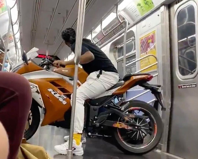 funny-subway-train-passengers-200-618bbcb24a5e4__700