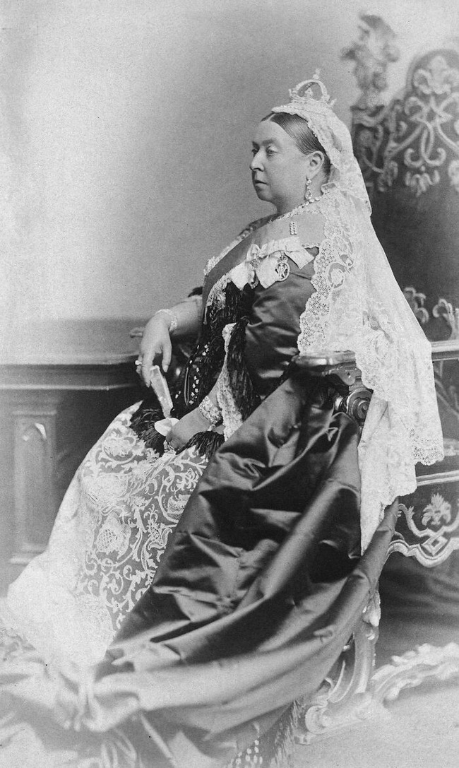 Queen_Victoria_1887-680f14e262d23__700