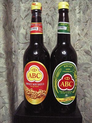 800px-Kecap_manis_&_kecap_asin