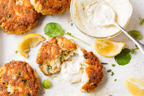 crab-cakes_thecozyapron_1
