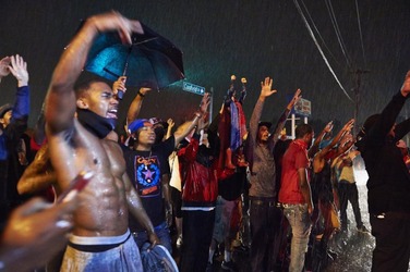demonstrators-defy-curfew-ferguson