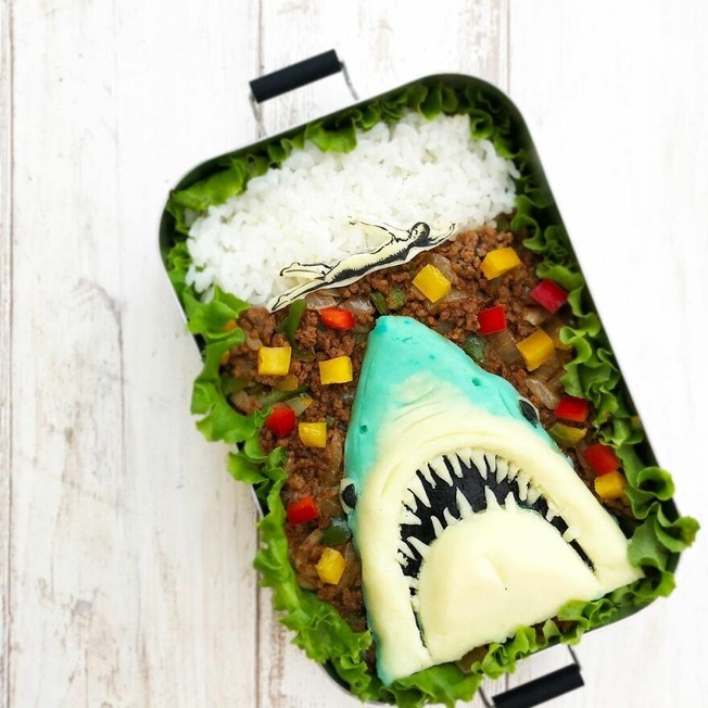 Wife-tirelessly-makes-art-every-day-in-her-husbands-lunchboxes