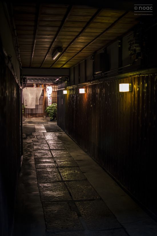 streets-of-kyoto---back-alleys-in-gion_21599268219_o