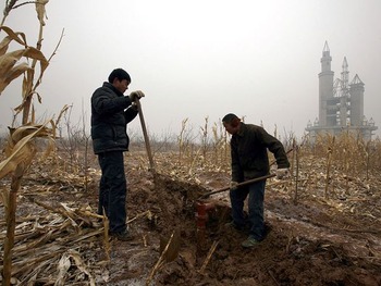 wonderland-farmers-dig-water-well_46180_600x450