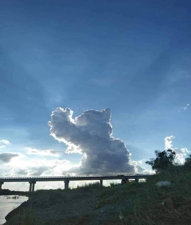 6734658c3b589_interesting-clouds-shapes
